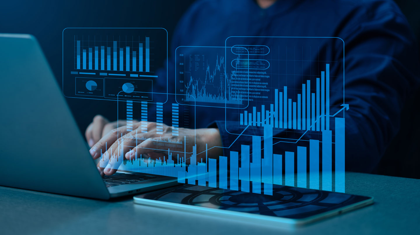 Grand écran affichant un tableau de bord marketing en français avec indicateurs de performance CAC, taux de conversion et ratio LTV/CAC, main pointant une métrique sur tablette tactile